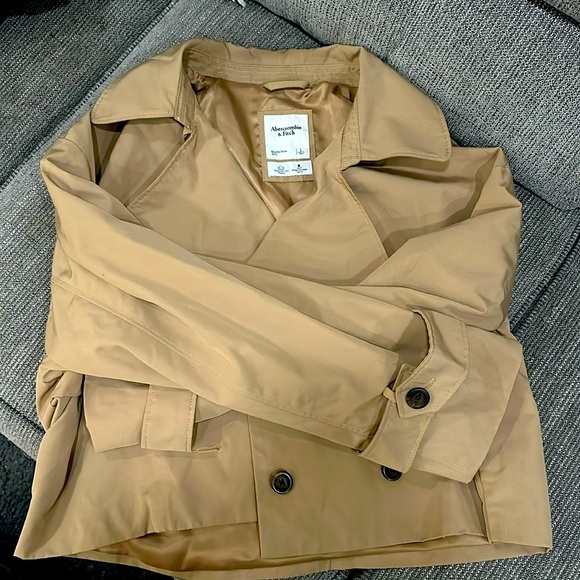 Abercrombie & Fitch Jackets & Blazers - Abercrombie & Fitch cropped trench coat